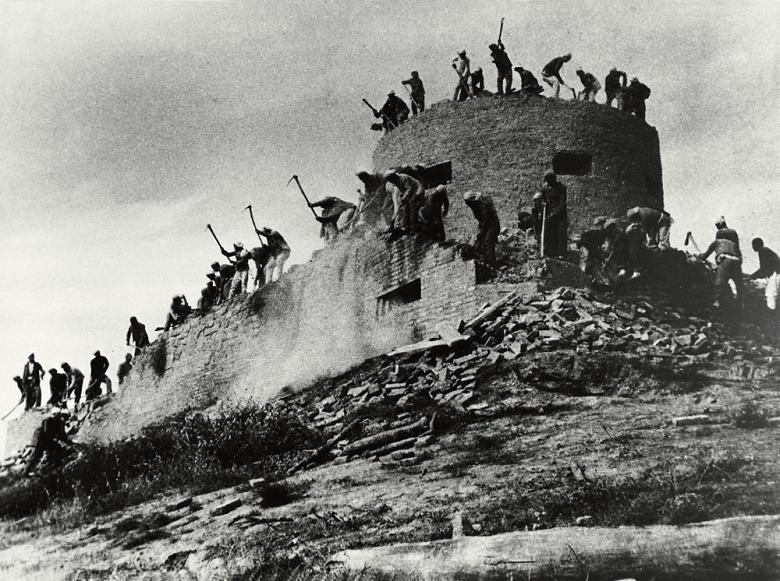 百團大戰後民兵在太行山拆除日軍防禦工事