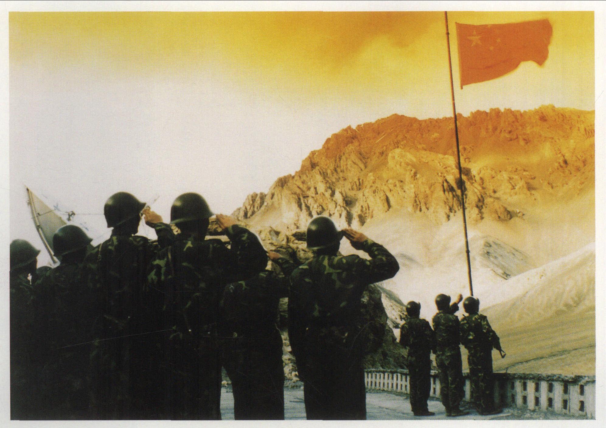 駐守在神仙灣哨所的官兵每天將五星紅旗高高升起