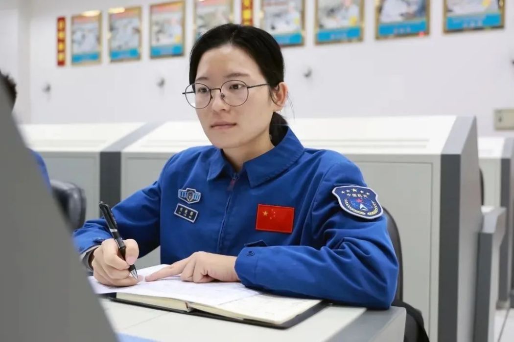 劉艷群(酒泉衛星發射中心吊裝崗位人員) 劉艷群(酒泉衛星發射中心吊裝崗位人員)
