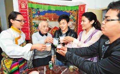 楊昌林（左二）在家裡請藏族學生們吃飯