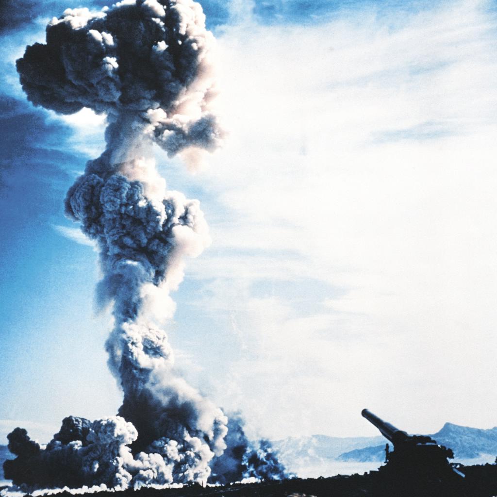 核炮彈爆炸後的蘑菇雲