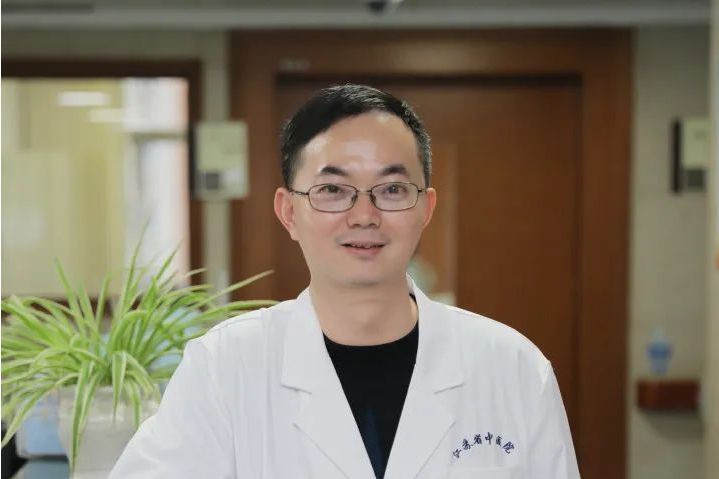 施榮偉(江蘇省中醫院主任中醫師) 施榮偉(江蘇省中醫院主任中醫師)