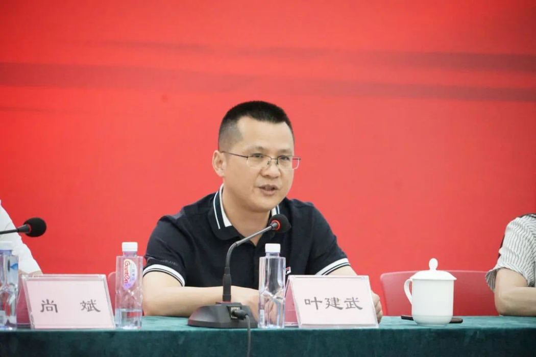 葉建武(湖南省少年兒童圖書館黨總支書記、館長) 葉建武(湖南省少年兒童圖書館黨總支書記、館長)