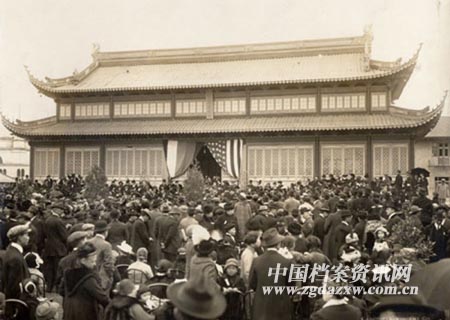 1915年巴拿馬萬國博覽會開幕日中國館院內