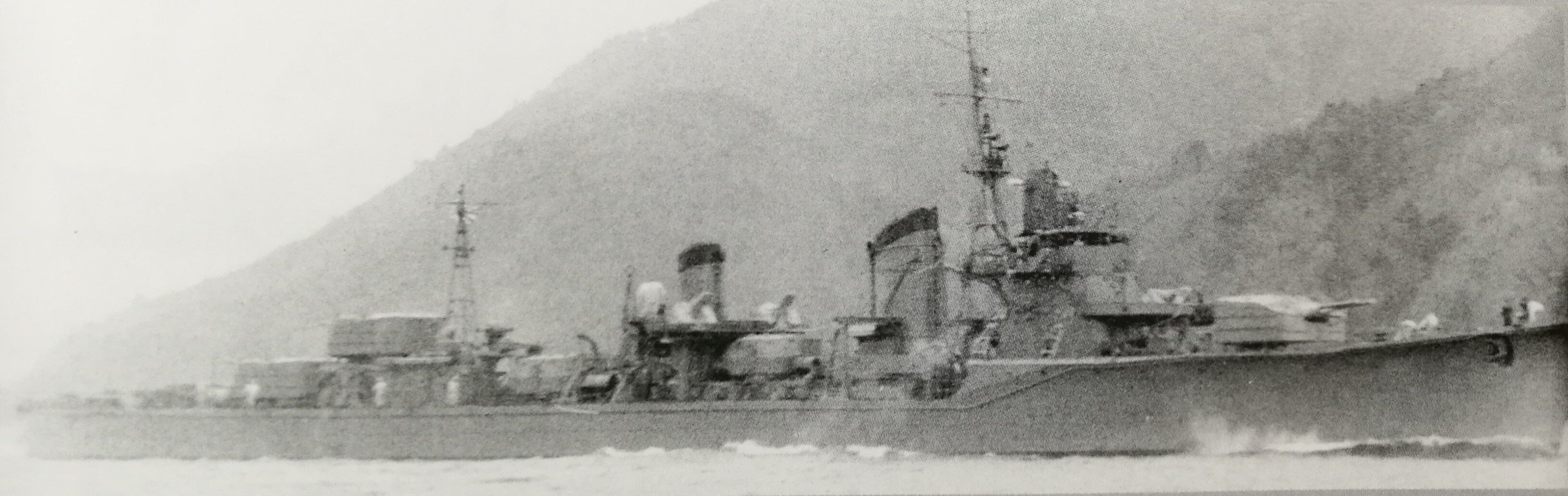 1944年2月攝於舞鶴軍港的早霜號，完成了火炮測試後返港