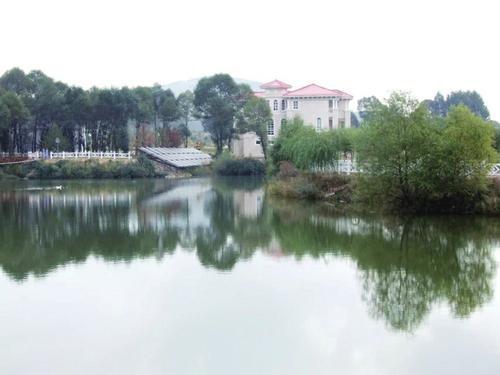 雄關村