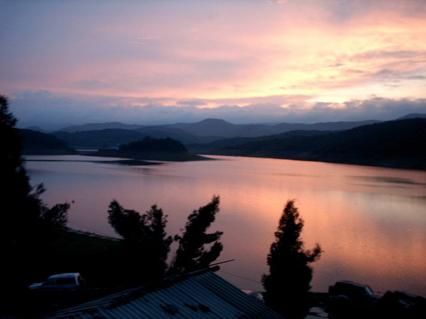雲南瀘西縣的阿拉湖黃昏景色