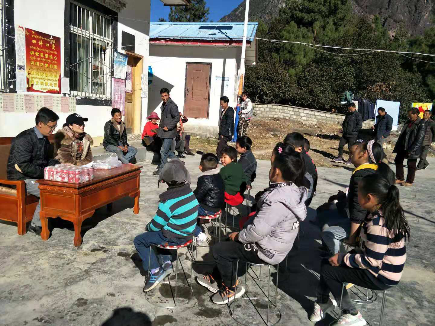 2018年12月龍古村組織青少年和學生開展孝老愛親活動