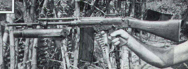越戰下掛榴彈發射器並換裝了機槍彈匣的L2A1