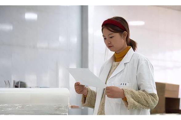 李蕾(陝西三和包裝有限公司工廠的負責人) 李蕾(陝西三和包裝有限公司工廠的負責人)