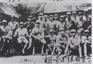 胡奇才(左1)