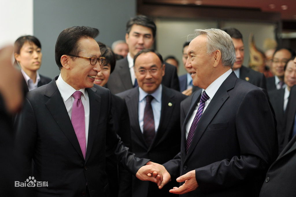 2010年在首爾與韓國總統李明博交談