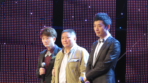 舞蹈教師劉俊峰及其父親和主持人戴軍