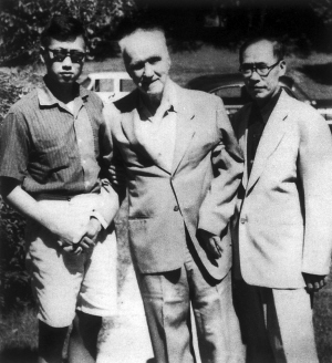傅涇波（右）父子與司徒雷登在美國合影