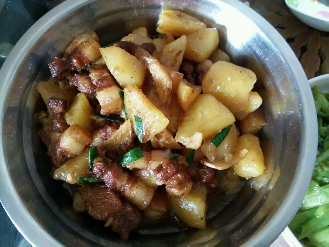 五花肉煮土豆