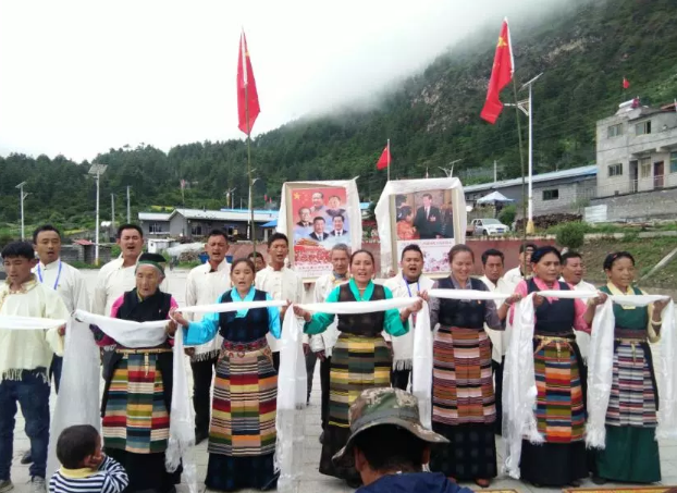 2018年7月3日吉隆鎮沖色村在村委會廣場開展歌唱比賽