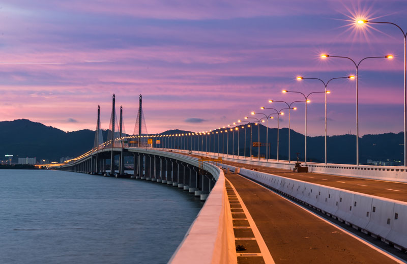 蘇丹阿都哈林大橋位於馬來西亞檳島海峽南部水域