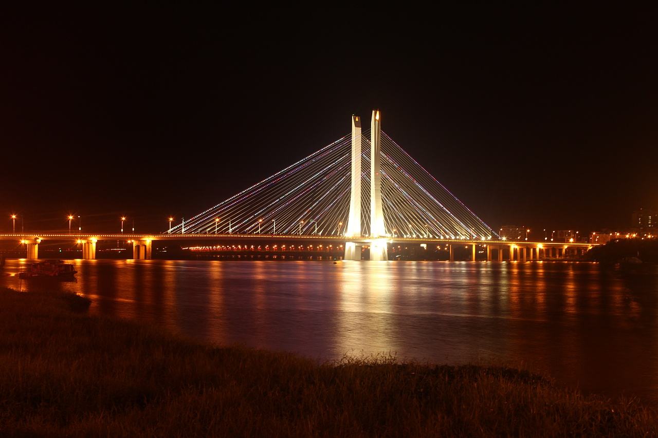 合生大橋絢麗多彩的燈光夜景