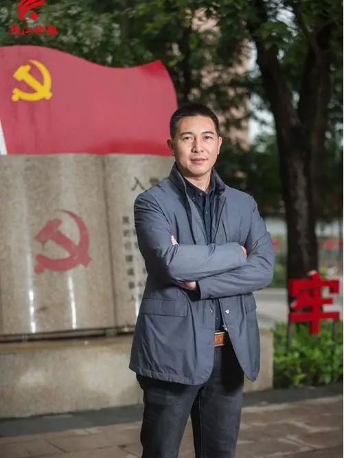 李漢榮(佛山市南海區裏水鎮宏崗村黨委書記) 李漢榮(佛山市南海區裏水鎮宏崗村黨委書記)