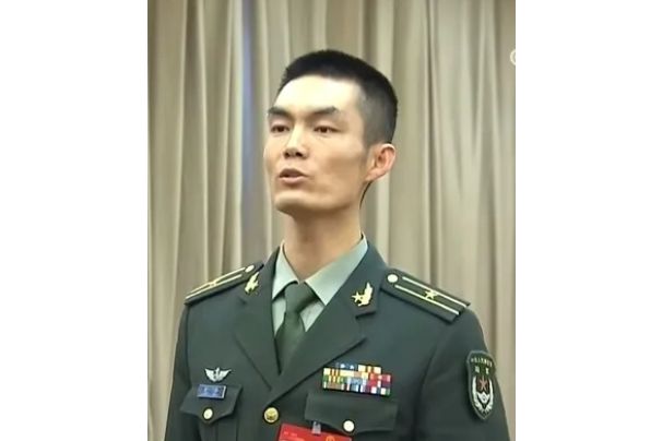 趙松(第74集團軍某旅少校軍官、第十四屆全國人大代表) 趙松(第74集團軍某旅少校軍官、第十四屆全國人大代表)
