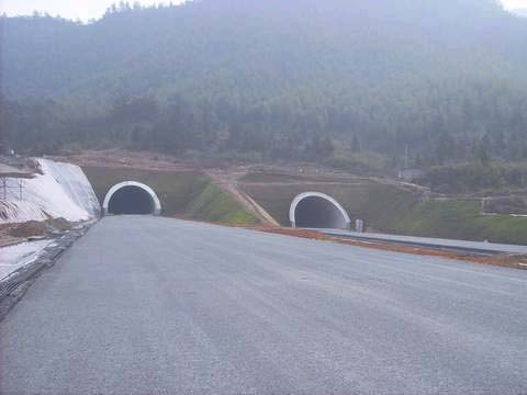 安徽省銅湯高速公路雙口隧道