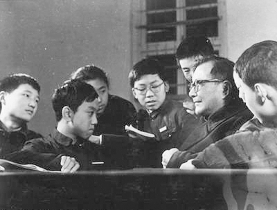 1978年楊承宗和中國科大少年班學生在一起