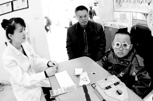 阿雯給劉越和他的父親各配了一副眼鏡。
