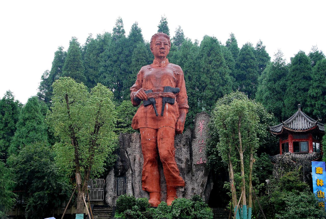 華鎣山雙槍老太婆塑像