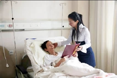 2011年6月30日病床上的楊進昌（左）
