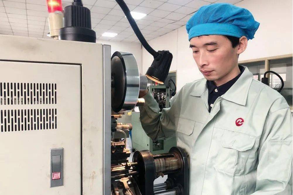 李玉寶(上海春黎電子實業有限公司車間主任) 李玉寶(上海春黎電子實業有限公司車間主任)