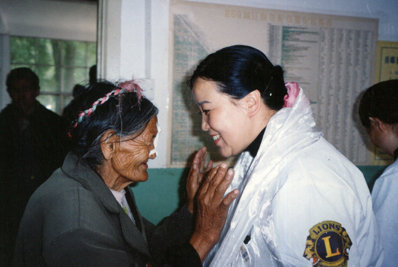 復明藏族老阿媽為雷方教授獻哈達