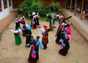 載歌載舞是反映了藏族民眾歡樂的生活場景
