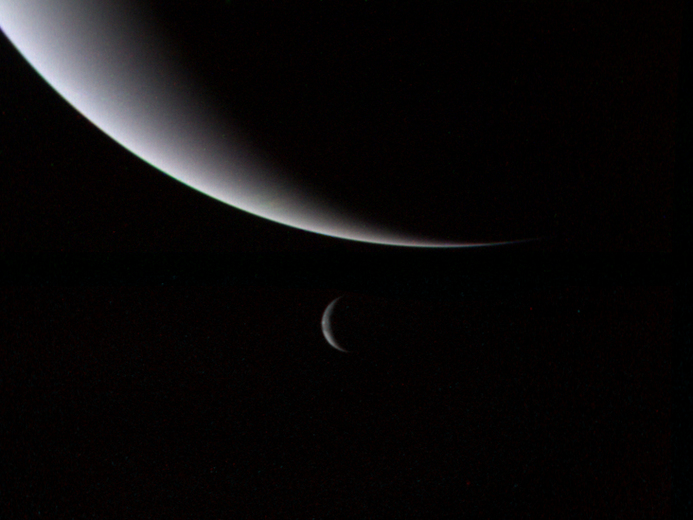 新月狀的海王星和特里同，旅行者2號拍攝