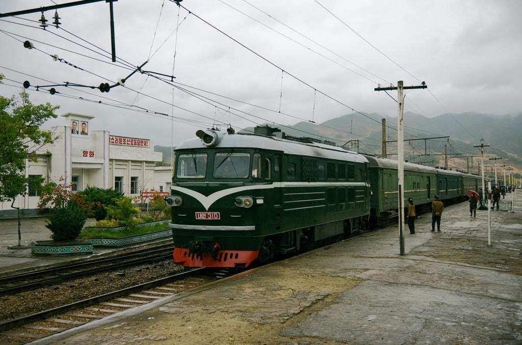 朝鮮鐵路的北京型內燃機車牽引旅客列車在江原線元山站，編號310