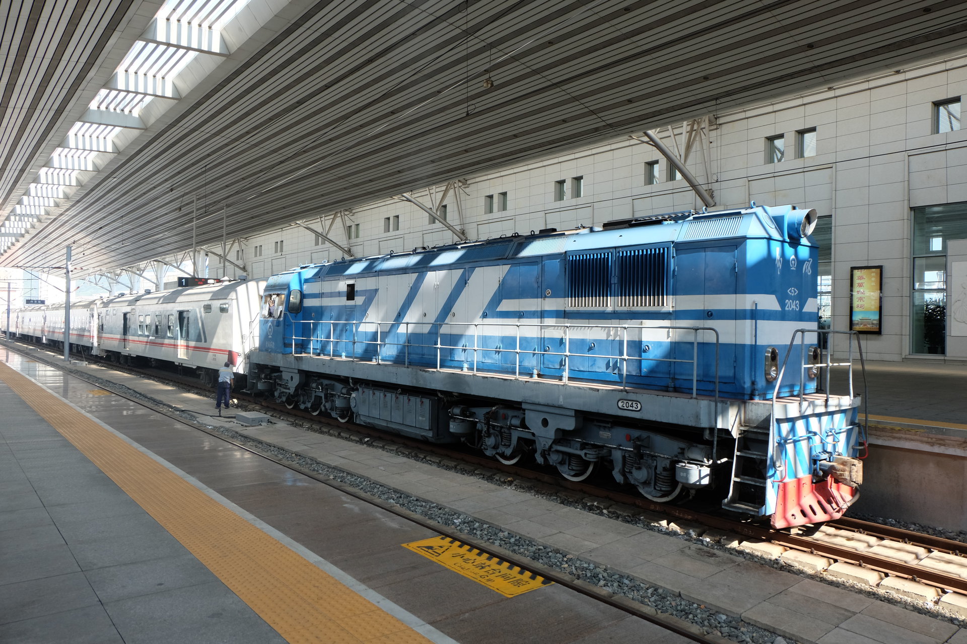 東風5型2043號機車牽引朝鮮鐵路擔當的95次列車在丹東站