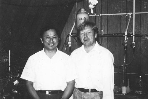 1980年，林浩然（左）和D.J.蘭德爾教授