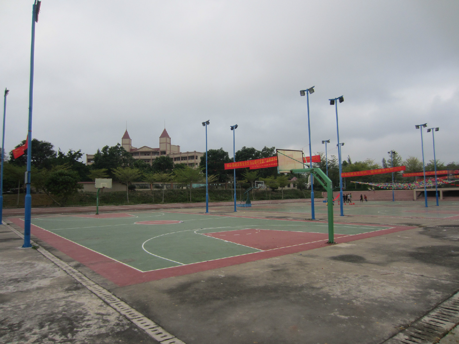 村中籃球場