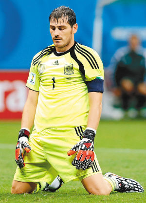 2014年世界盃首戰1-5不敵荷蘭，卡西利亞斯長跪在地