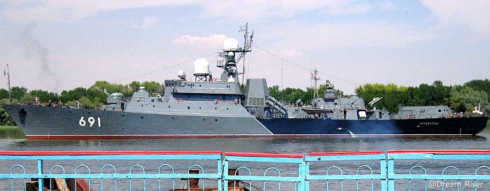 韃靼斯坦號舷側，注意艦尾防空飛彈發射臂