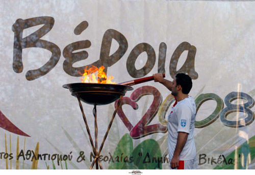 火炬手季米特里斯在韋里亞市點燃火種盆