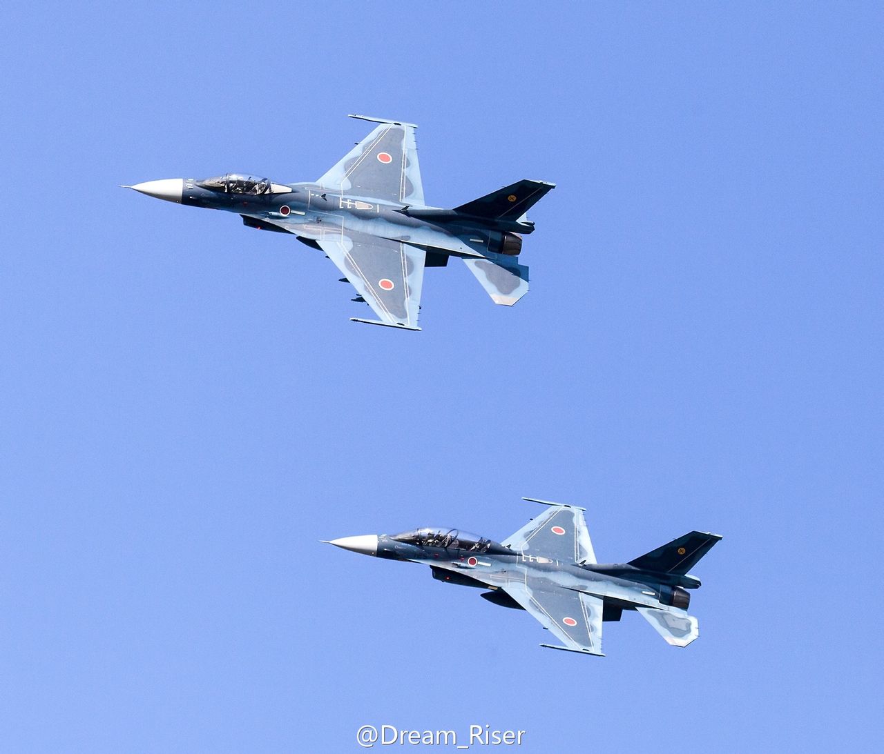 F-2全部採用深藍色的“洋上迷彩”