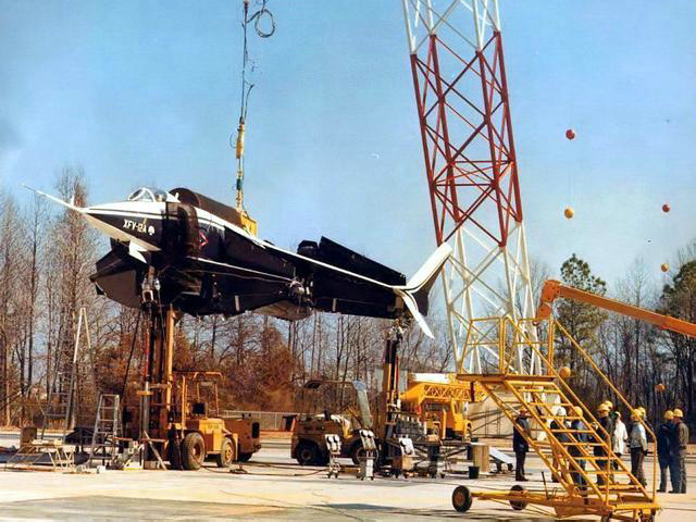 地面懸停測試的XFV-12戰鬥機
