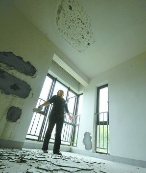 屋頂表層脫落，室內遍布水泥片