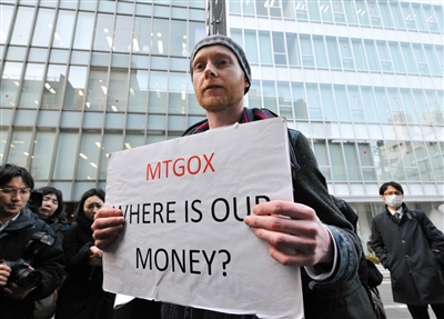 2月26日，一名投資者抗議比特幣破產