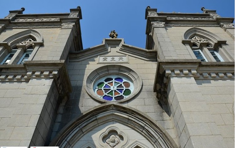 教堂的正立面是巴西尼卡拉丁十字平面