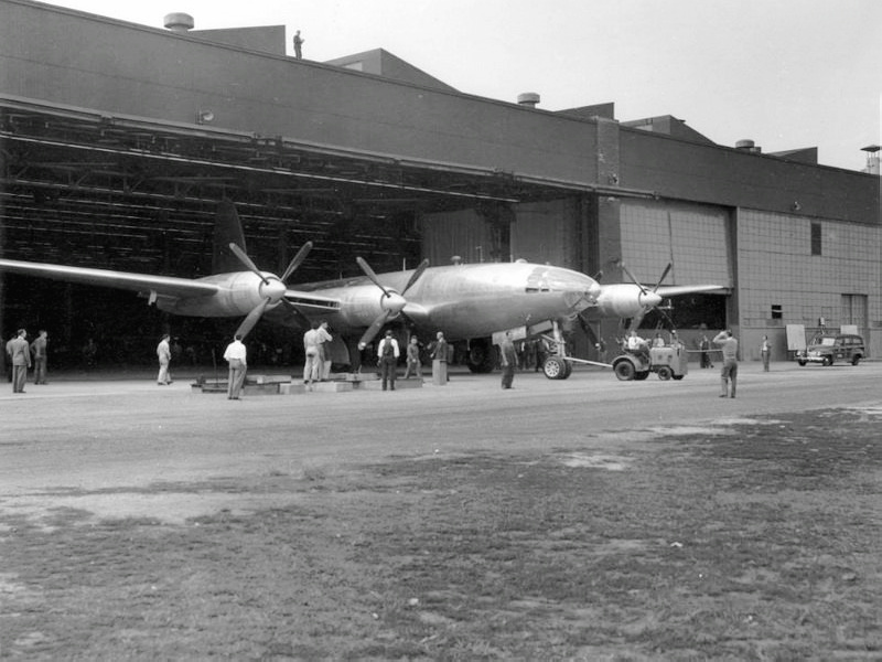 XF-12第一架原型機出廠
