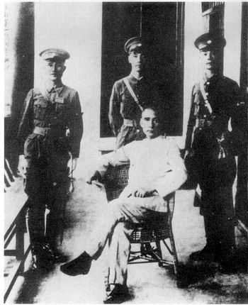 孫中山、蔣介石、何應欽、王柏齡(右)合影