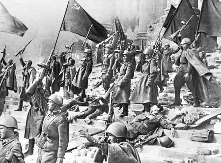 蘇聯紅軍在德國國會大廈前歡呼勝利
