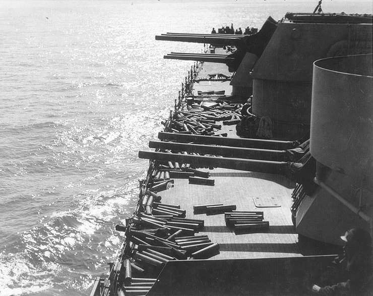 1943年7月10日，航空母艦布魯克林號(CL-40) 的三個炮塔及空彈殼
