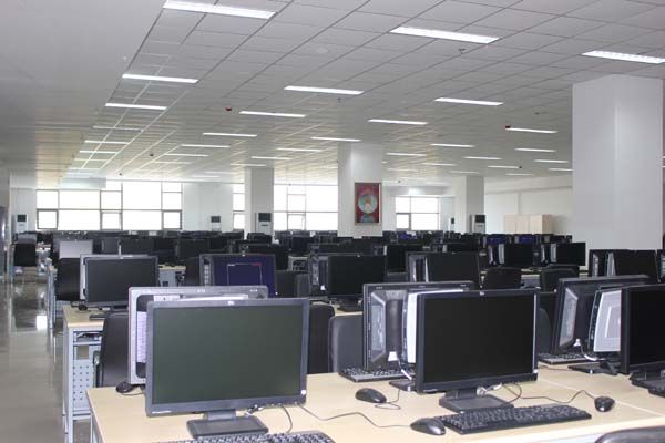 內蒙古民族大學圖書館電子閱覽室